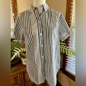 J. Crew Lightweight Classic Fit Short Sleeve Button Up Size 6